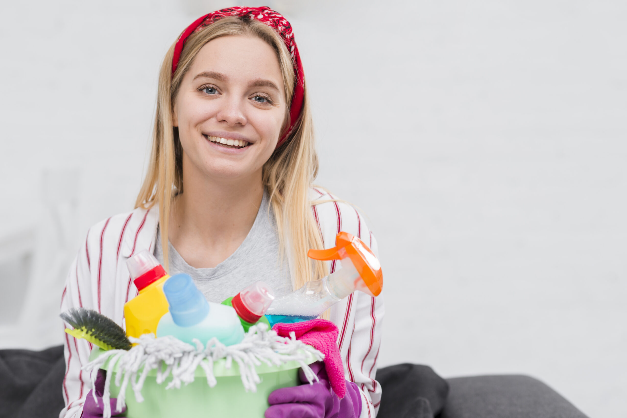 smiley-tenant-des-produits-de-nettoyage